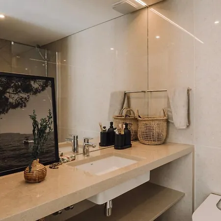 Sabaudia - 2 Bedrooms And Balcony In Alvalade Lägenhet