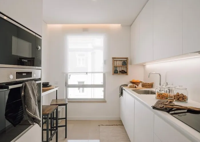 Sabaudia - 2 Bedrooms And Balcony In Alvalade 公寓