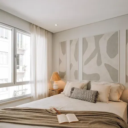 Sabaudia - 2 Bedrooms And Balcony In Alvalade Apartment *