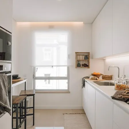 Sabaudia - 2 Bedrooms And Balcony In Alvalade Apartment