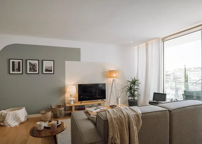 Sabaudia - 2 Bedrooms And Balcony In Alvalade ליסבון